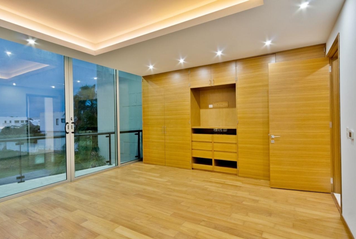 Vista de una de las recámaras de una casa de lujo en venta en Puerto Cancún, con diseño moderno, increible iluminación y diseños de lujo.