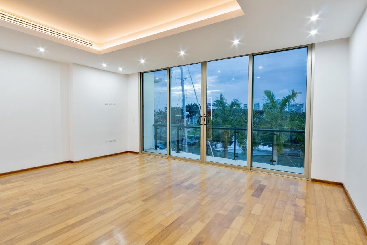 Vista de una de las recámaras de una casa de lujo en venta en Puerto Cancún, con diseño moderno, increible iluminación y diseños de lujo.