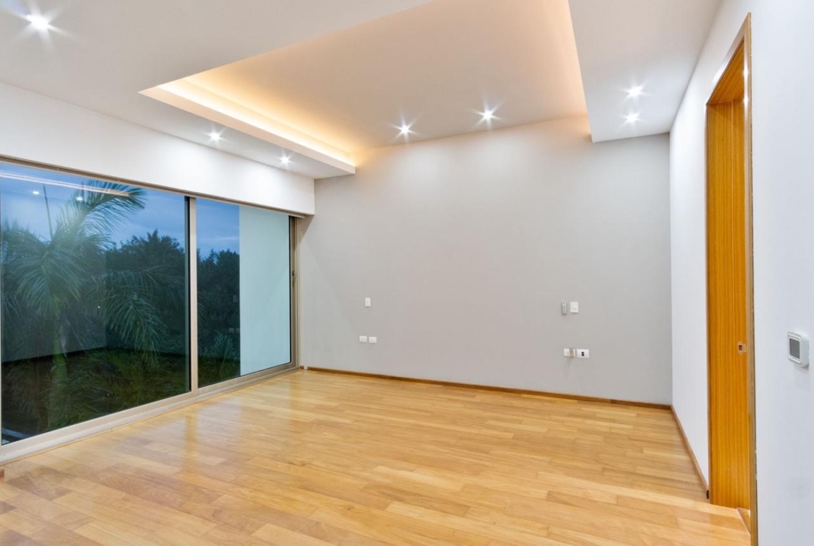 Vista de una de las recámaras de una casa de lujo en venta en Puerto Cancún, con diseño moderno, increible iluminación y diseños de lujo.