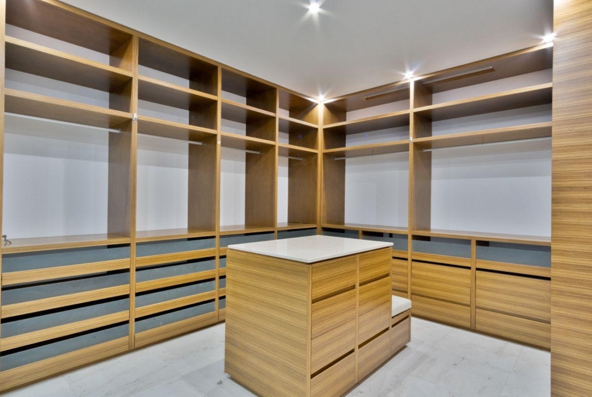 Vista del vestidos de una de las recámaras de una casa de lujo en venta en Puerto Cancún, con diseño moderno, increible iluminación y diseños de lujo.