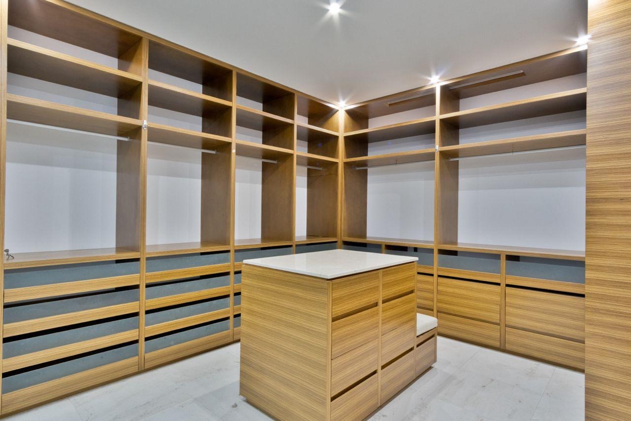 Vista del vestidos de una de las recámaras de una casa de lujo en venta en Puerto Cancún, con diseño moderno, increible iluminación y diseños de lujo.