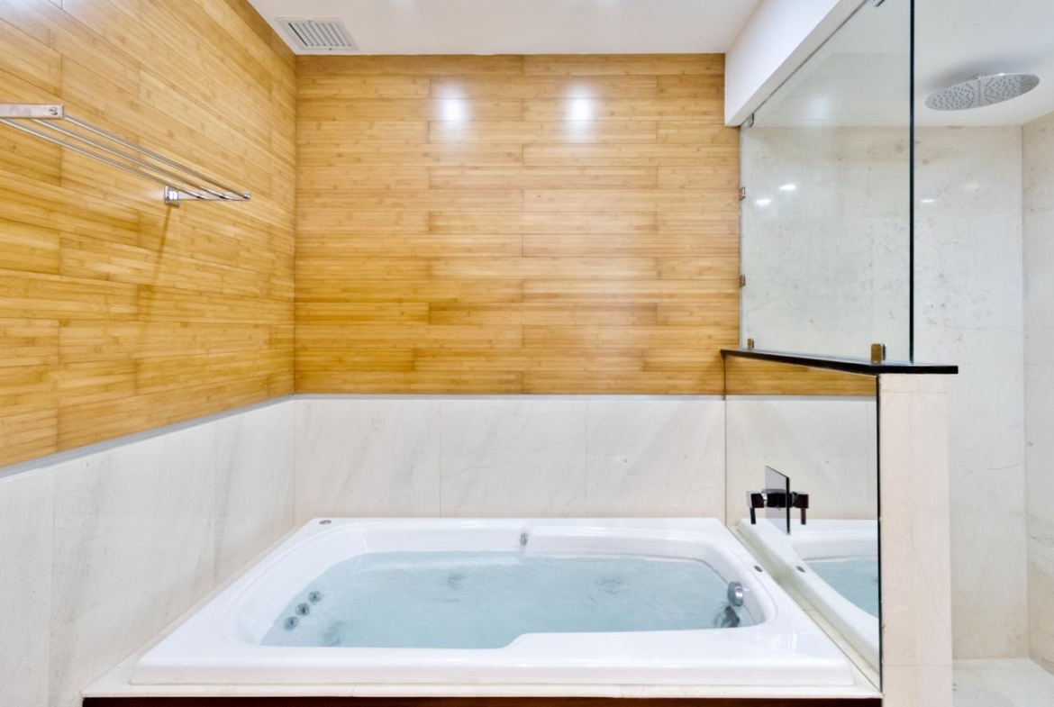 Vista del baño de una de las recámaras de una casa de lujo en venta en Puerto Cancún, con diseño moderno, increible iluminación y diseños de lujo.