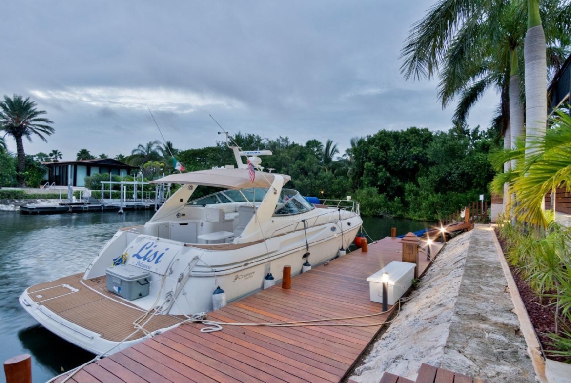 Vista del muelle propio para yate de 60pies, de una casa de lujo en venta en Puerto Cancún, con diseño moderno, increible iluminación y diseños de lujo.