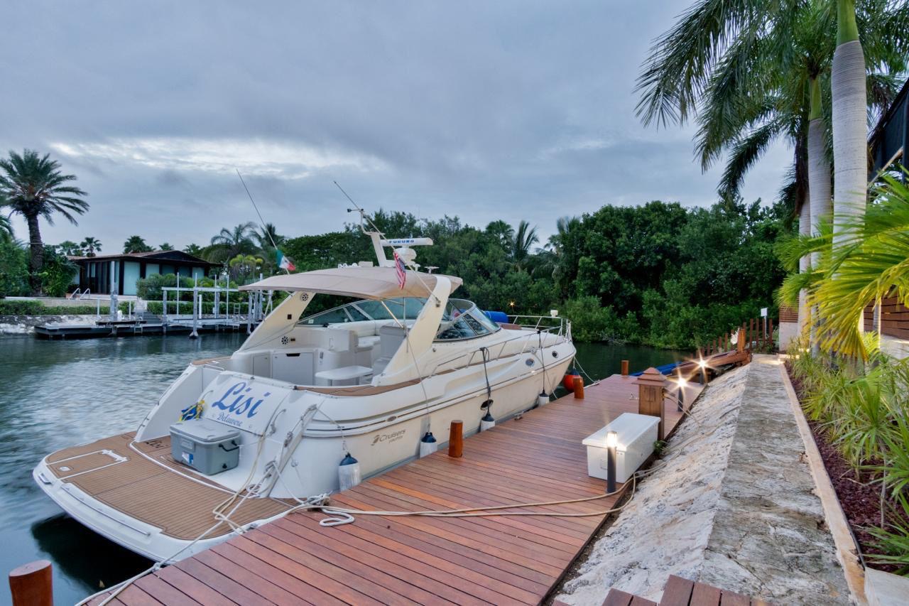 Vista del muelle propio para yate de 60pies, de una casa de lujo en venta en Puerto Cancún, con diseño moderno, increible iluminación y diseños de lujo.