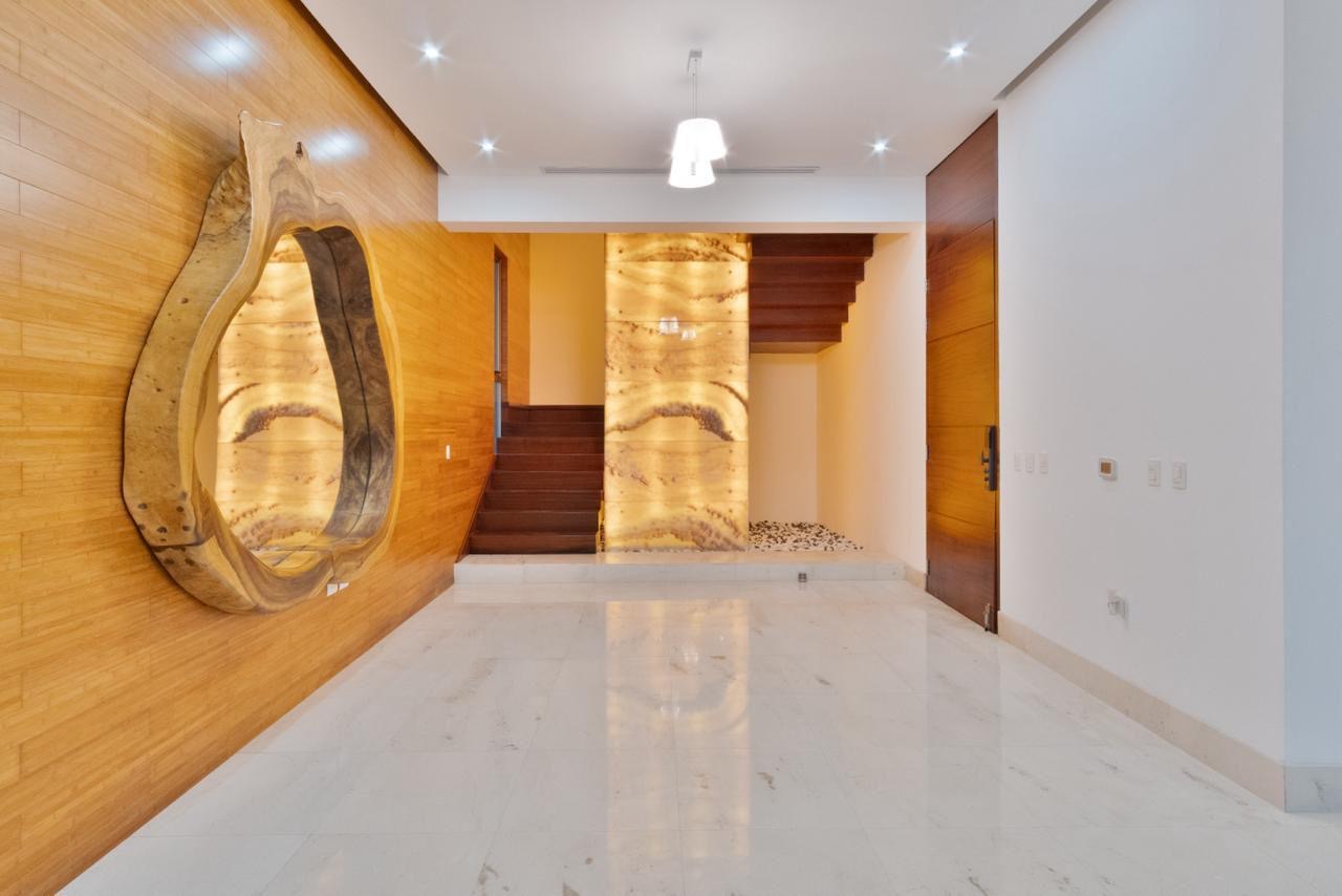 Vista del vestibulo de una casa de lujo en venta en Puerto Cancún, con diseño moderno, increible iluminación y diseños de lujo.