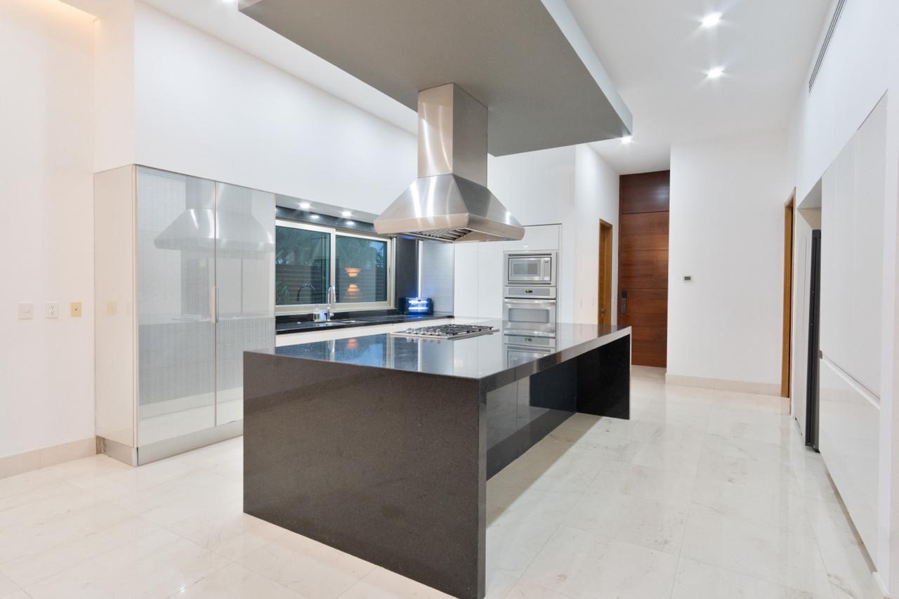 vista de la cocina de una casa de lujo en venta en Puerto Cancún, con diseño moderno, increible iluminación y diseños de lujo.