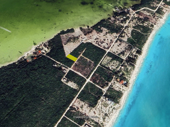 Imagen satelital del terreno habitacional en venta en Isla Blanca, Quintana Roo, ubicado entre la laguna Chacmuchuch y el mar Caribe