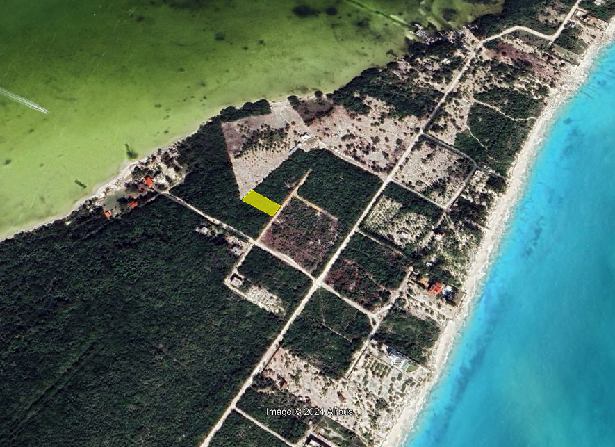 Imagen satelital del terreno habitacional en venta en Isla Blanca, Quintana Roo, ubicado entre la laguna Chacmuchuch y el mar Caribe