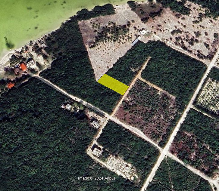 Imagen satelital del terreno habitacional en venta en Isla Blanca, Quintana Roo, ubicado entre la laguna Chacmuchuch y el mar Caribe