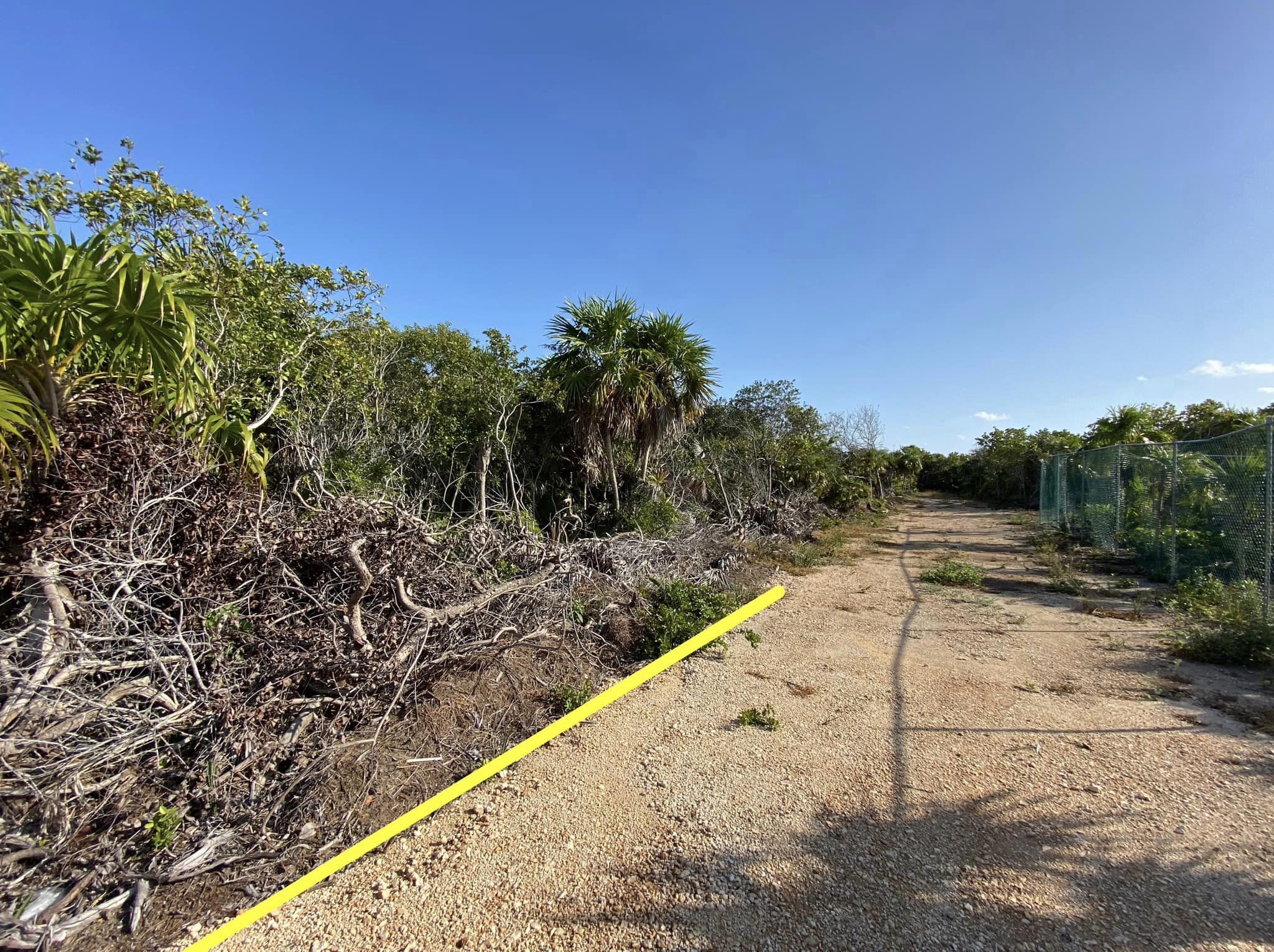 Imagen satelital del terreno habitacional en venta en Isla Blanca, Quintana Roo, ubicado entre la laguna Chacmuchuch y el mar Caribe
