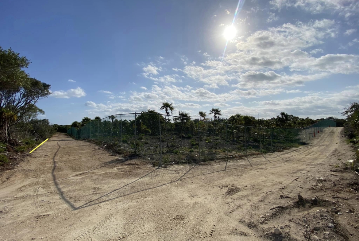Imagen satelital del terreno habitacional en venta en Isla Blanca, Quintana Roo, ubicado entre la laguna Chacmuchuch y el mar Caribe