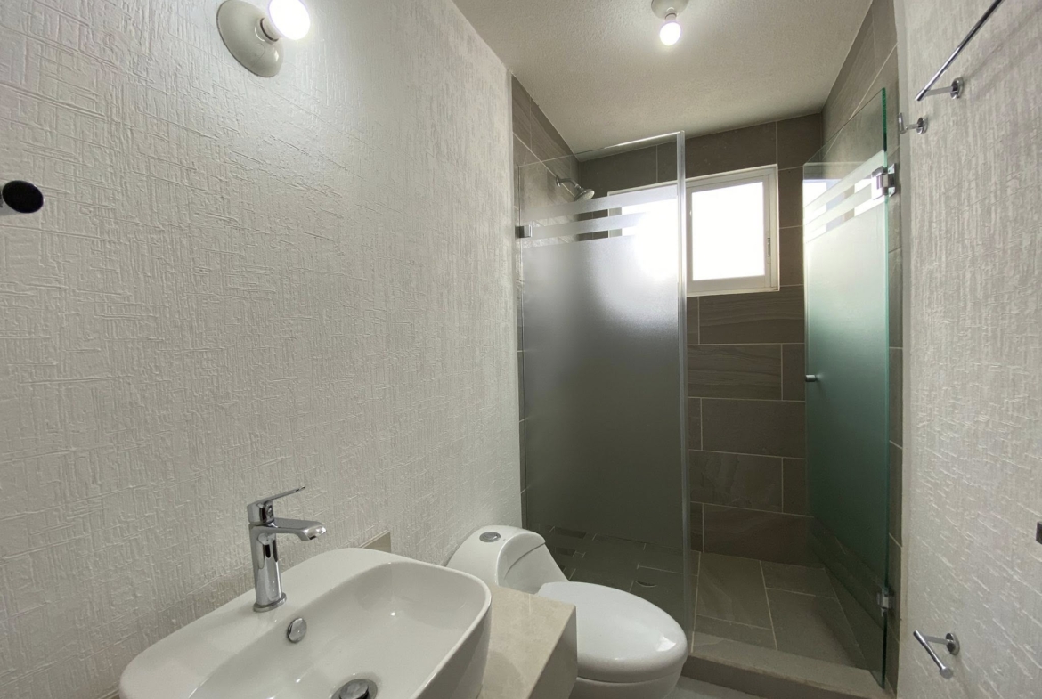 En renta departamento planta baja de 3 recamaras con amenidades en el poligono sur de cancún, en residencial izmal cancun.