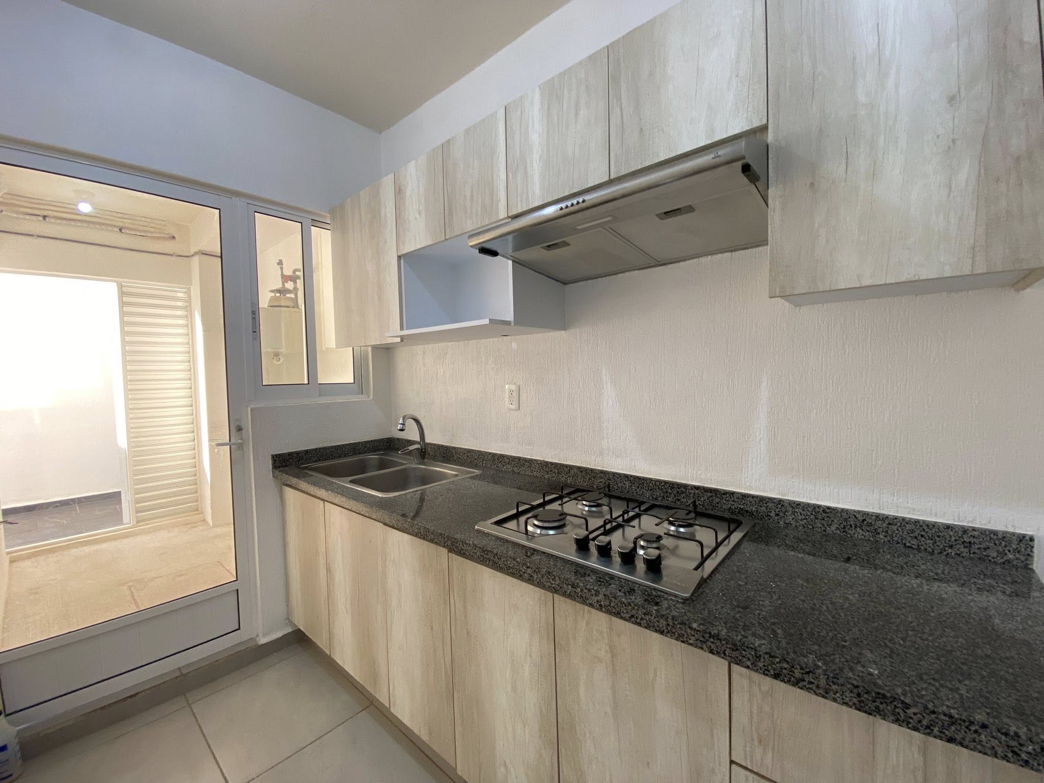 En renta departamento planta baja de 3 recamaras con amenidades en el poligono sur de cancún, en residencial izmal cancun.