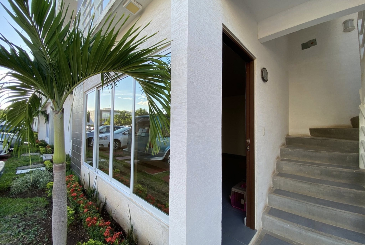 En renta departamento planta baja de 3 recamaras con amenidades en el poligono sur de cancún, en residencial izmal cancun.