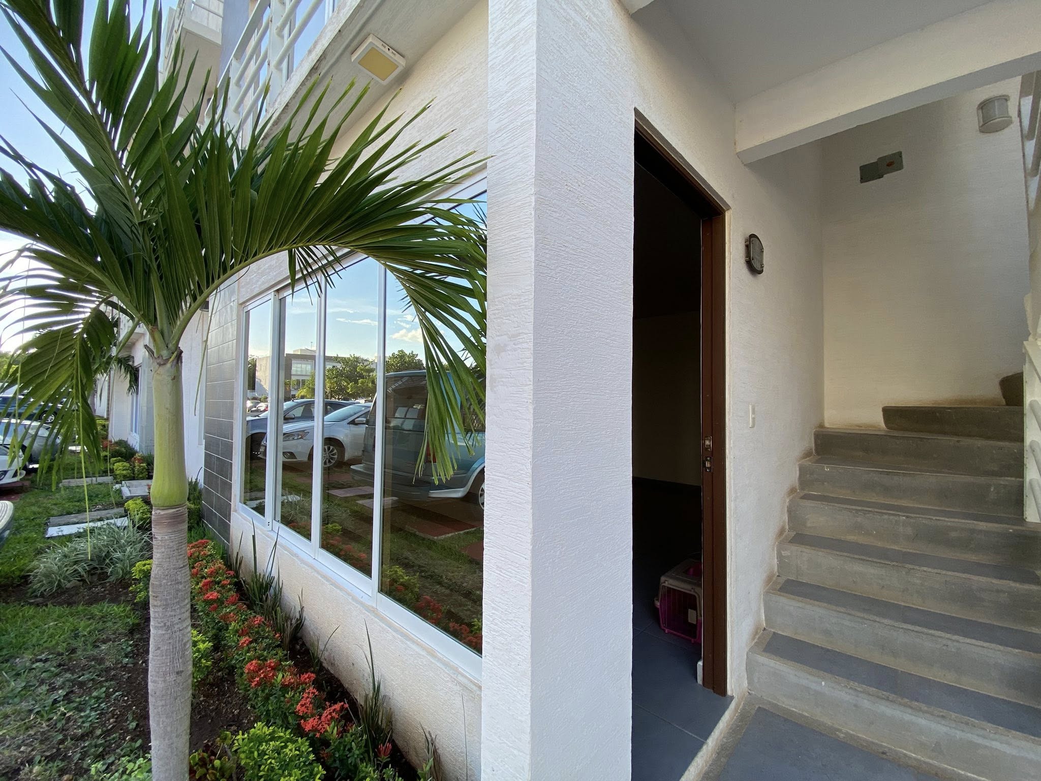 En renta departamento planta baja de 3 recamaras con amenidades en el poligono sur de cancún, en residencial izmal cancun.