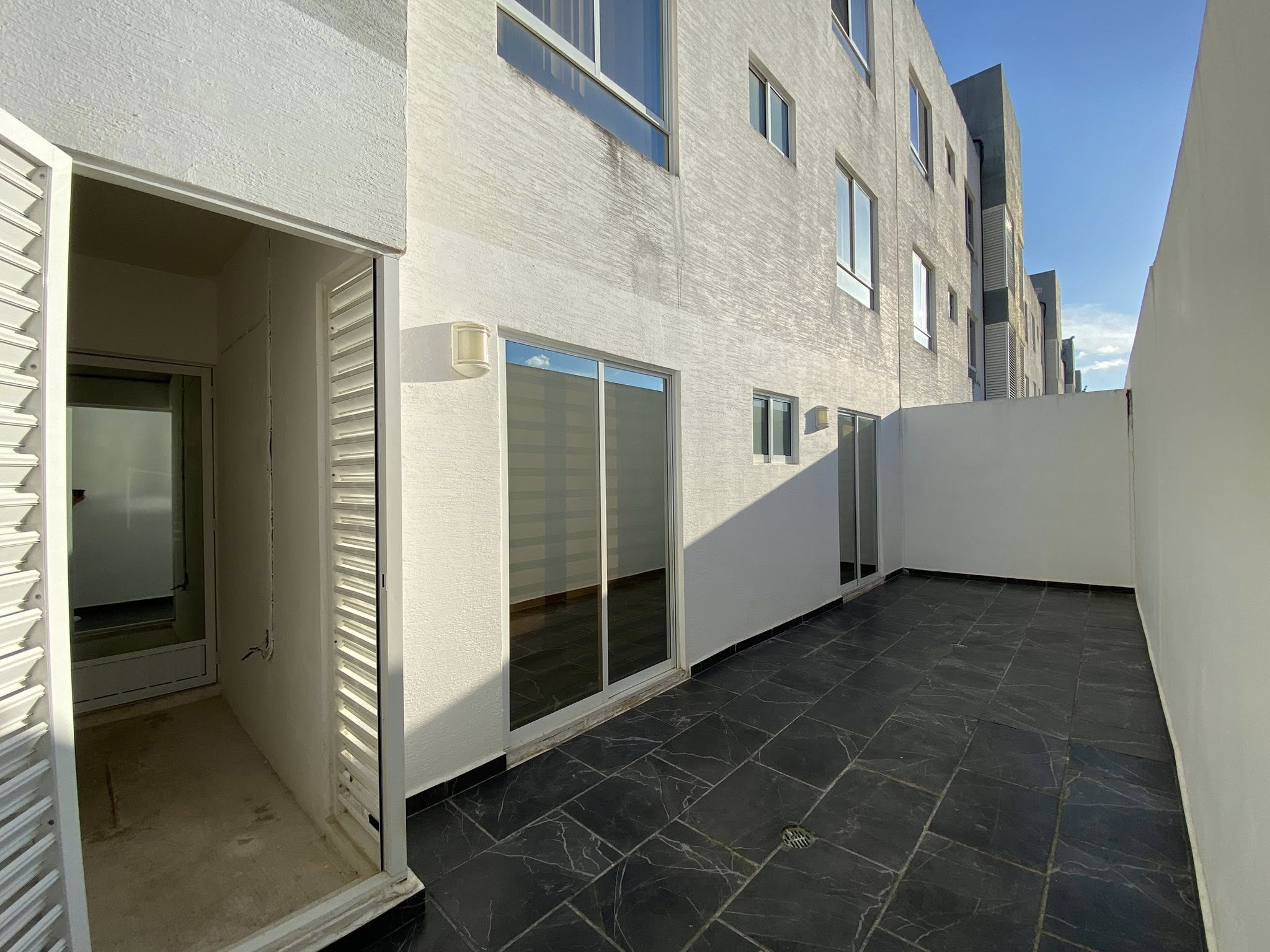 En renta departamento planta baja de 3 recamaras con amenidades en el poligono sur de cancún, en residencial izmal cancun.