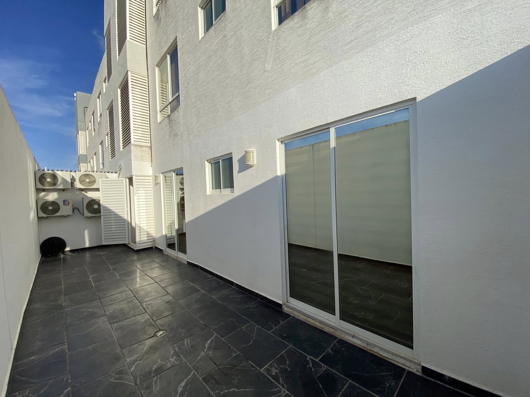 En renta departamento planta baja de 3 recamaras con amenidades en el poligono sur de cancún, en residencial izmal cancun.