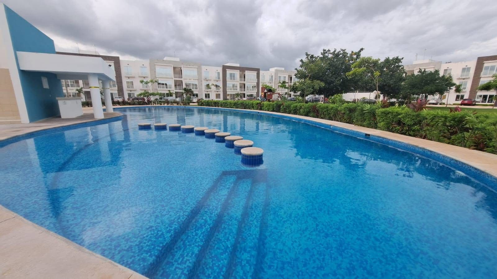 En renta departamento planta baja de 3 recamaras con amenidades en el poligono sur de cancún, en residencial izmal cancun.