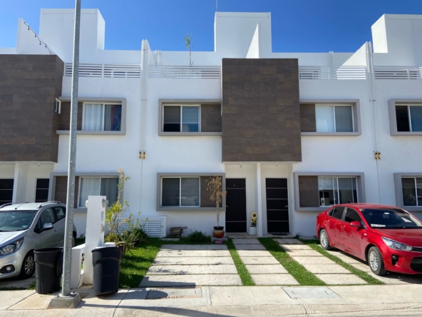 VENTA DE CASA EN JARDINES DEL SUR 5 CANCÚN, EN PRIVADA CON AMENIDADES ALBERCA IDEAL PARA FAMILIAS E INVERSIONISTAS. CASA DE 3 RECÁMARAS EN CANCÚN