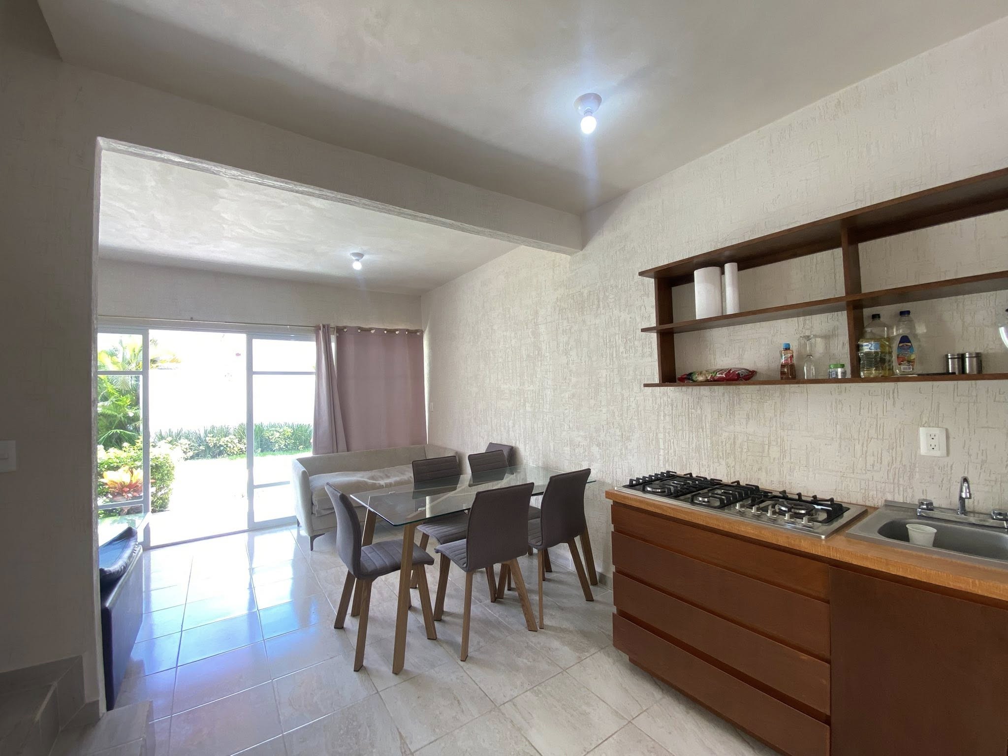 EN RENTA CASA AMUEBLADA EN CANCUN, EN PRIVADA CON ALBERCA Y AMENIDADES EN CANCUN. CASA EN RENTA CON MUEBLES EN CANCUN. CASA AMUEBLADA EN CANCUN