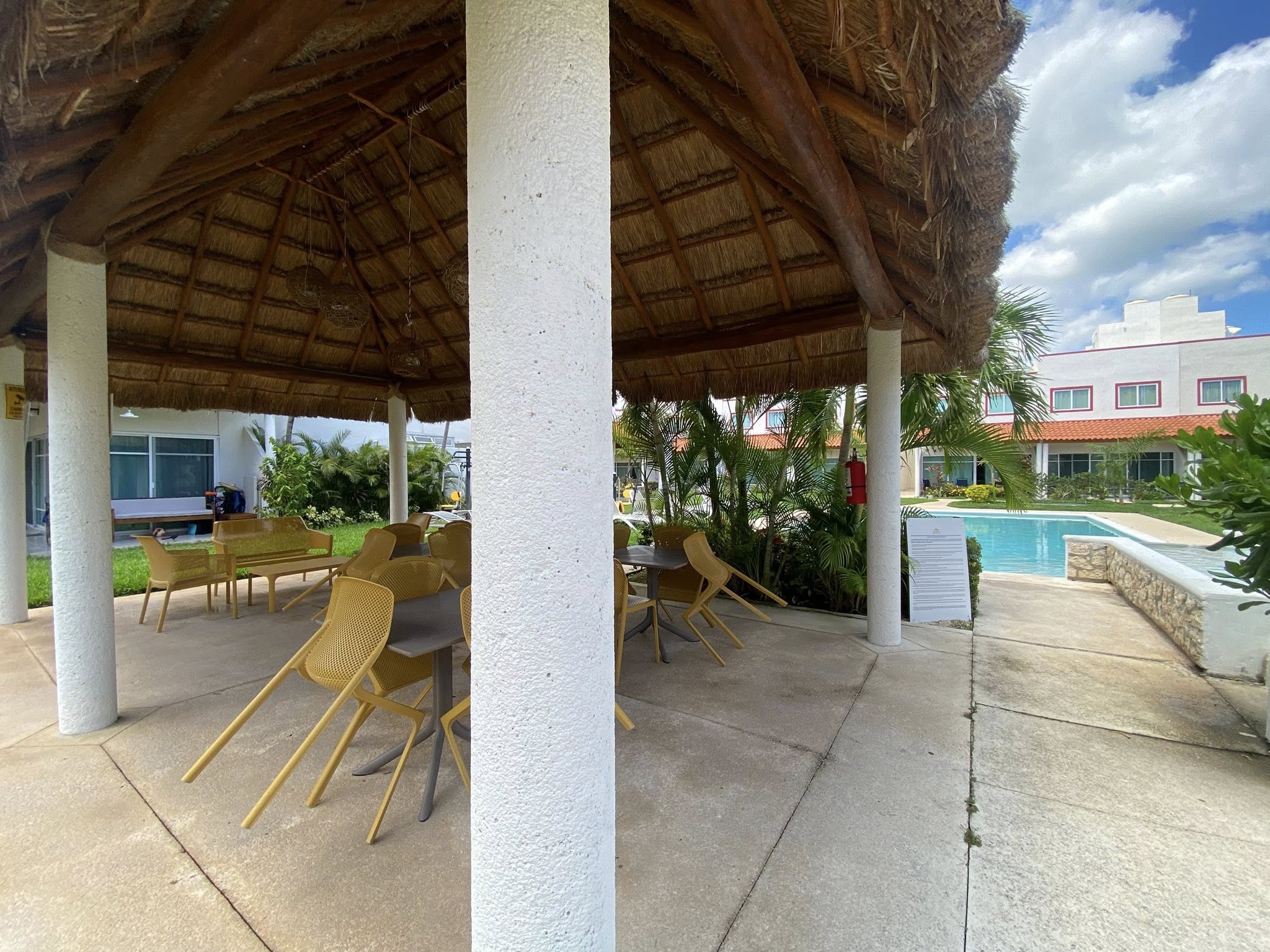 EN RENTA CASA AMUEBLADA EN CANCUN, EN PRIVADA CON ALBERCA Y AMENIDADES EN CANCUN. CASA EN RENTA CON MUEBLES EN CANCUN. CASA AMUEBLADA EN CANCUN