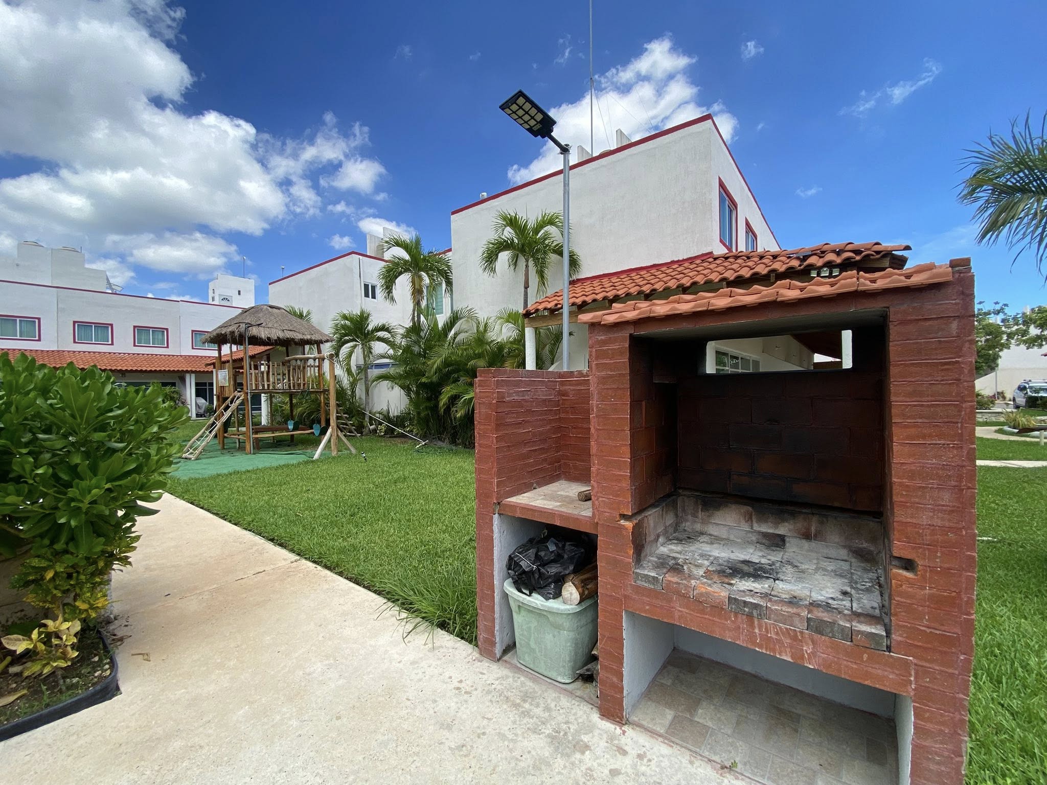 EN RENTA CASA AMUEBLADA EN CANCUN, EN PRIVADA CON ALBERCA Y AMENIDADES EN CANCUN. CASA EN RENTA CON MUEBLES EN CANCUN. CASA AMUEBLADA EN CANCUN