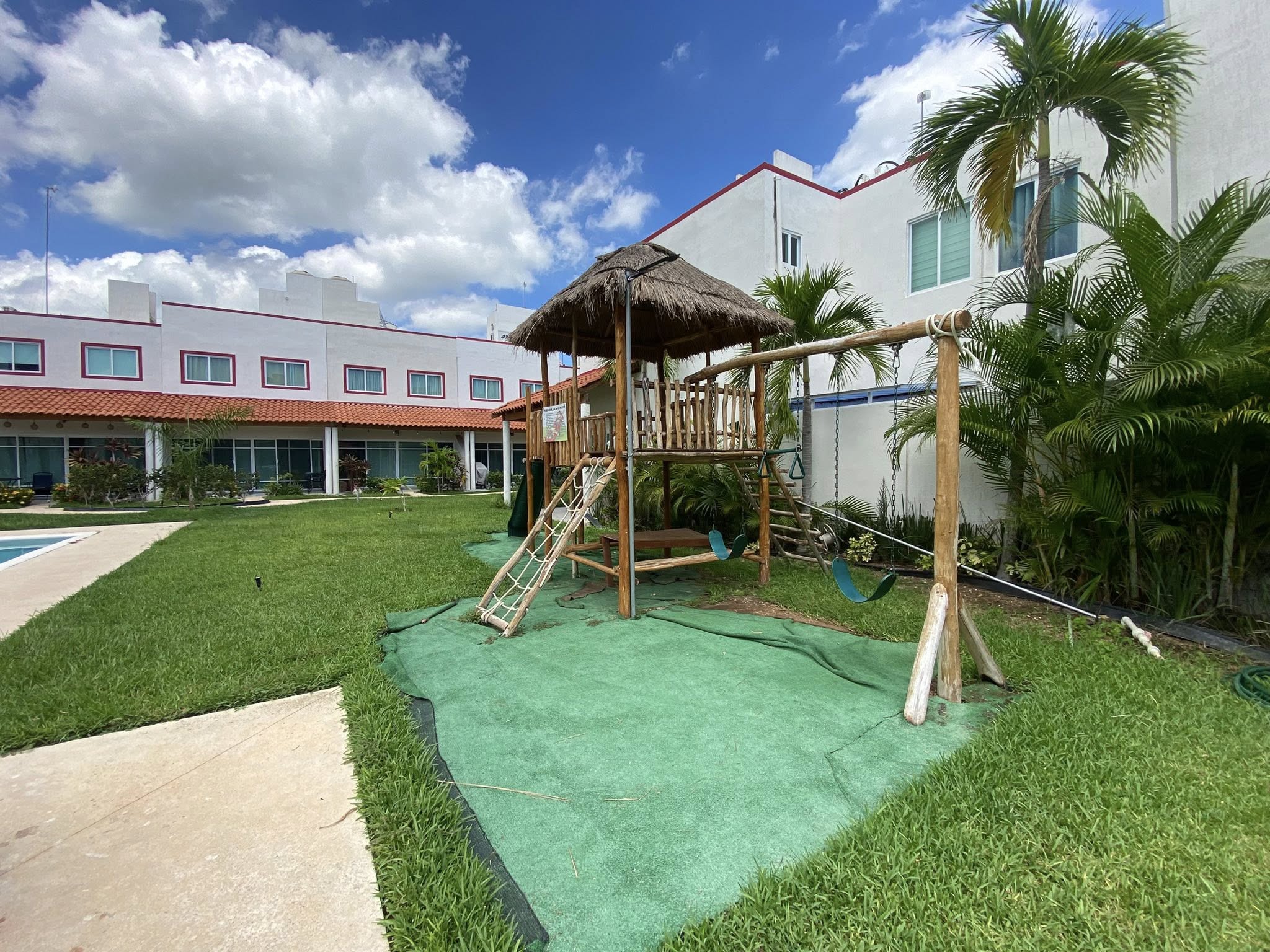 EN RENTA CASA AMUEBLADA EN CANCUN, EN PRIVADA CON ALBERCA Y AMENIDADES EN CANCUN. CASA EN RENTA CON MUEBLES EN CANCUN. CASA AMUEBLADA EN CANCUN