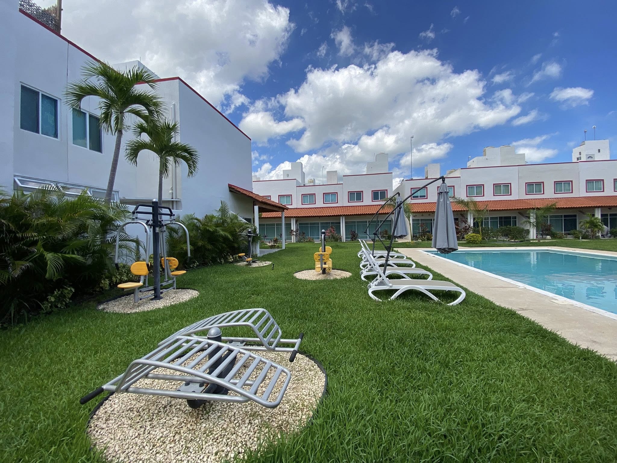 EN RENTA CASA AMUEBLADA EN CANCUN, EN PRIVADA CON ALBERCA Y AMENIDADES EN CANCUN. CASA EN RENTA CON MUEBLES EN CANCUN. CASA AMUEBLADA EN CANCUN