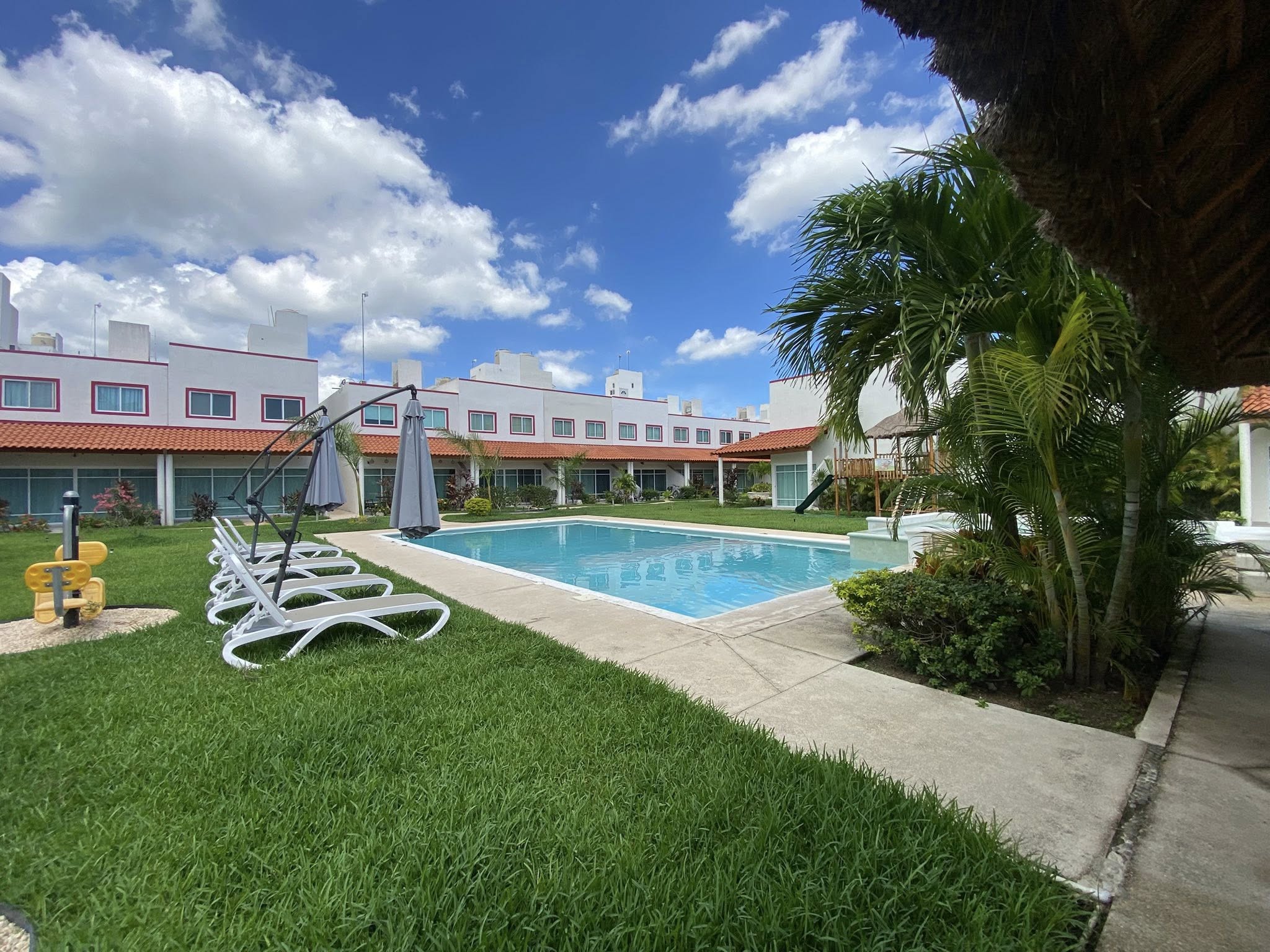 EN RENTA CASA AMUEBLADA EN CANCUN, EN PRIVADA CON ALBERCA Y AMENIDADES EN CANCUN. CASA EN RENTA CON MUEBLES EN CANCUN. CASA AMUEBLADA EN CANCUN