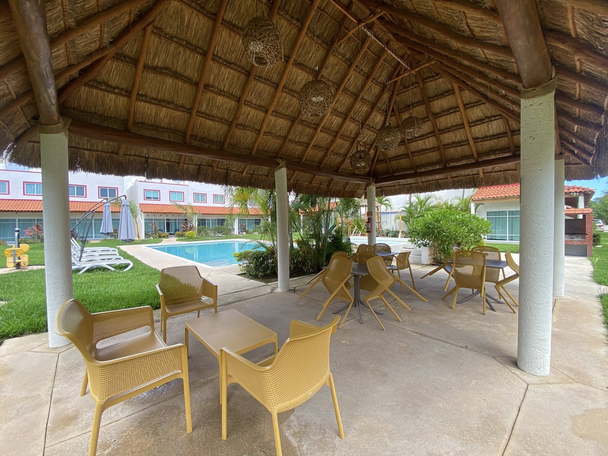 EN RENTA CASA AMUEBLADA EN CANCUN, EN PRIVADA CON ALBERCA Y AMENIDADES EN CANCUN. CASA EN RENTA CON MUEBLES EN CANCUN. CASA AMUEBLADA EN CANCUN