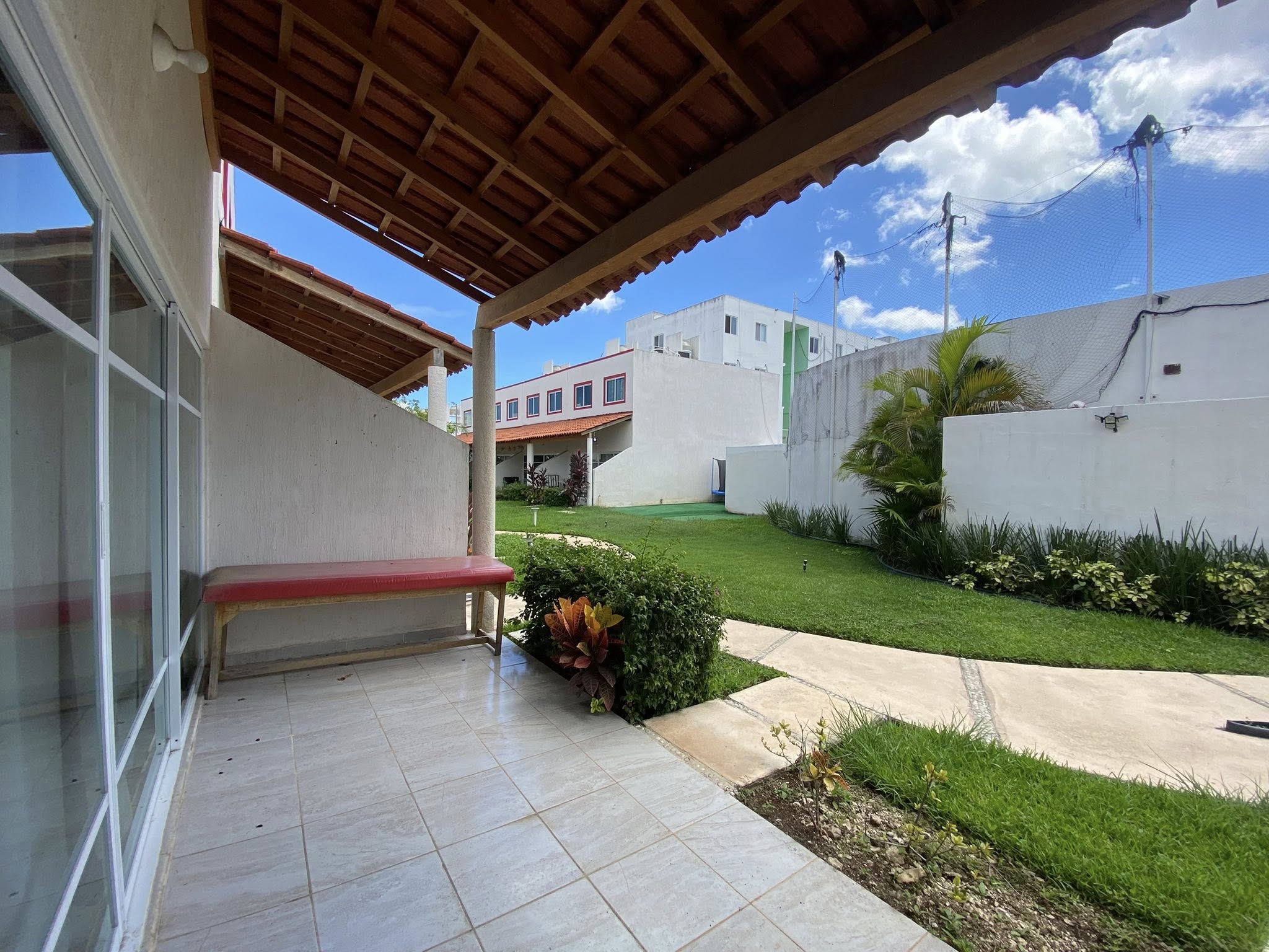 EN RENTA CASA AMUEBLADA EN CANCUN, EN PRIVADA CON ALBERCA Y AMENIDADES EN CANCUN. CASA EN RENTA CON MUEBLES EN CANCUN. CASA AMUEBLADA EN CANCUN