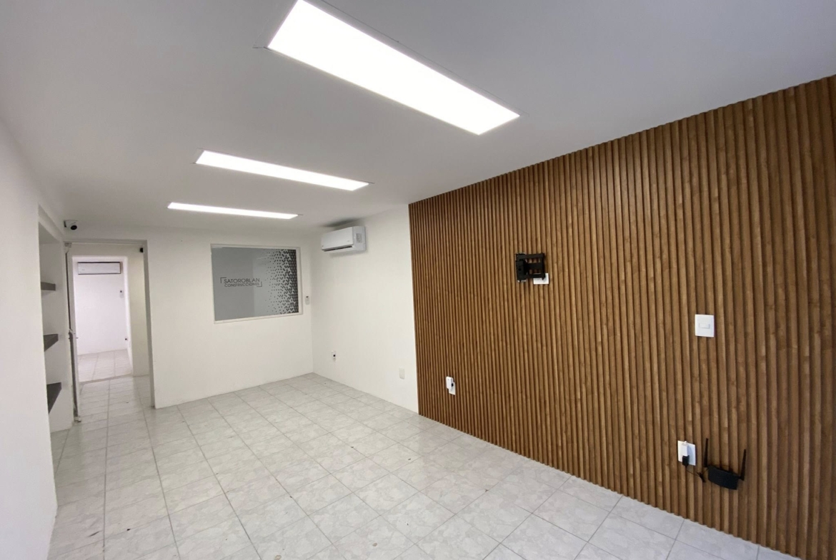 Recepción con lambrín de una oficina en renta en Cancún