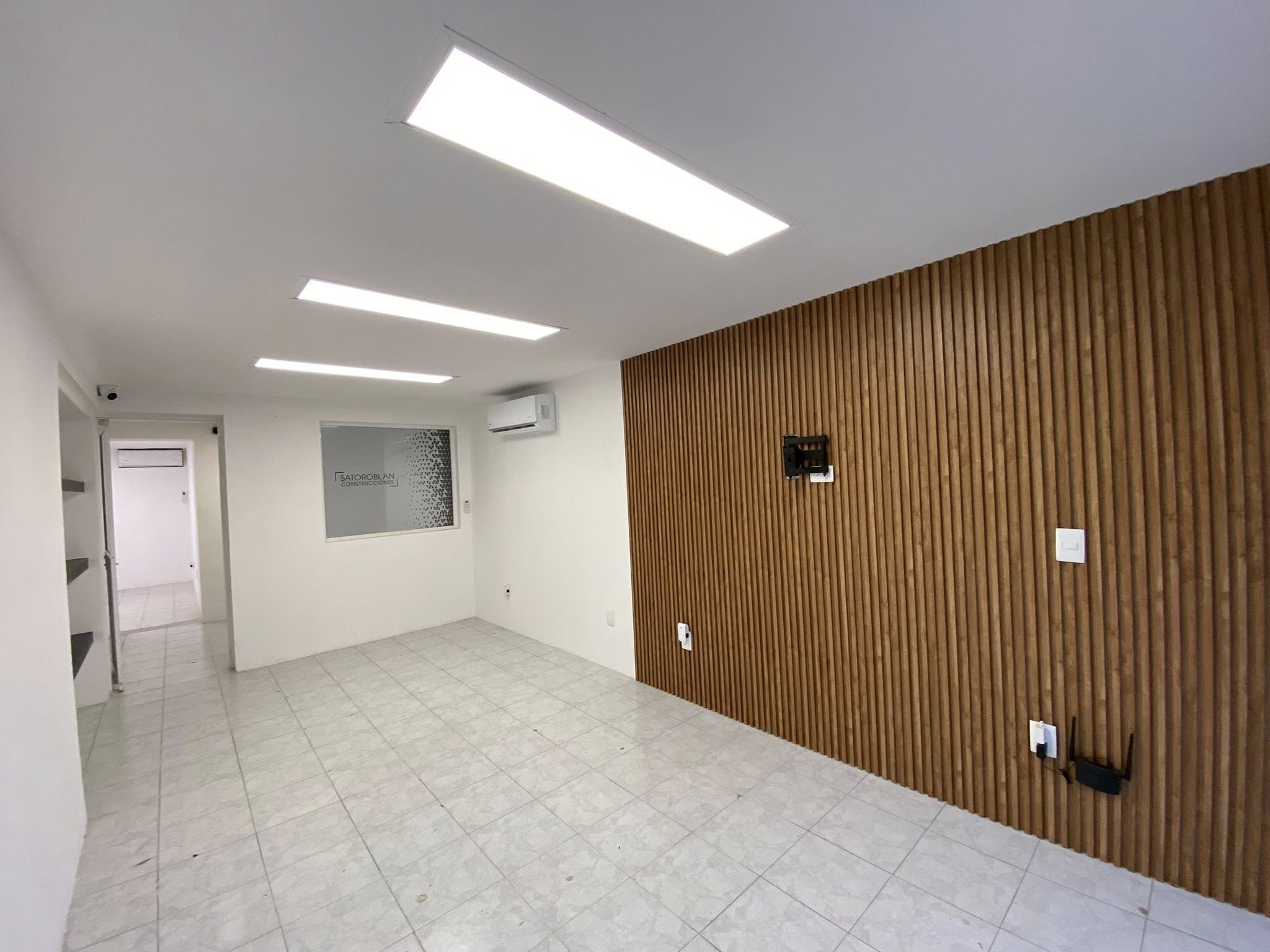 Recepción con lambrín de una oficina en renta en Cancún