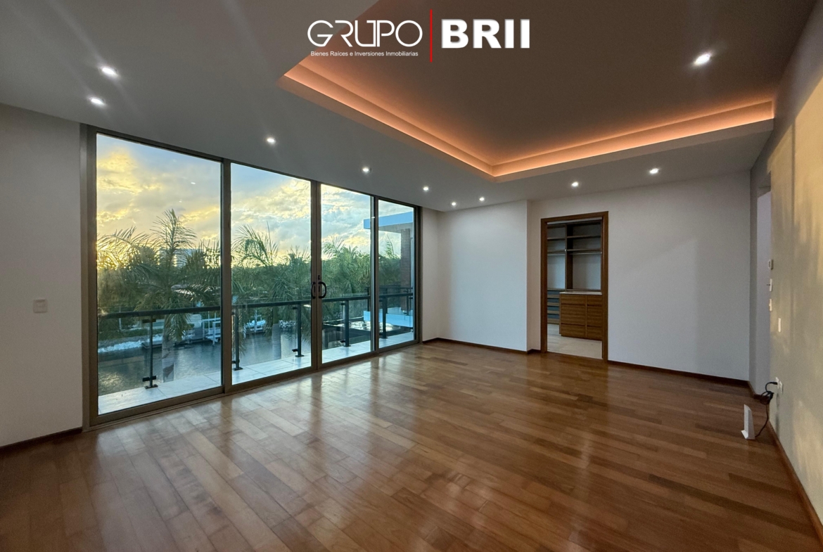 Recámara principal de la casa de lujo en Puerto Cancín