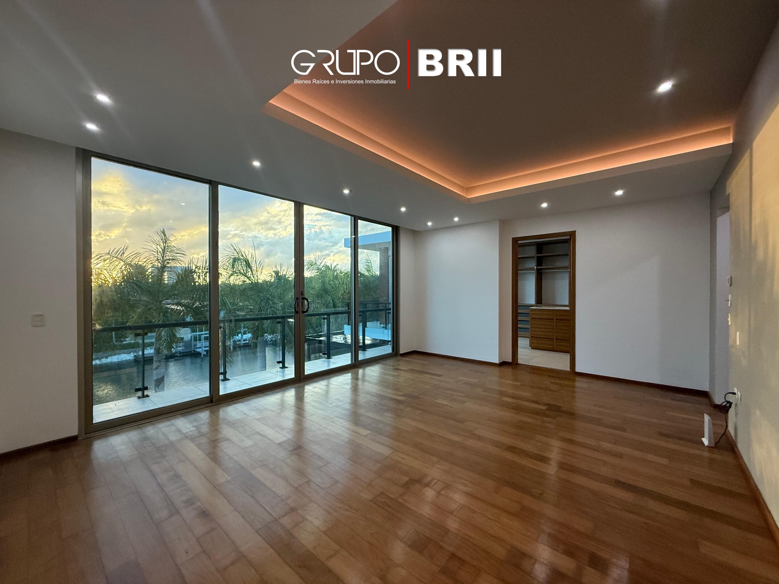 Recámara principal de la casa de lujo en Puerto Cancín