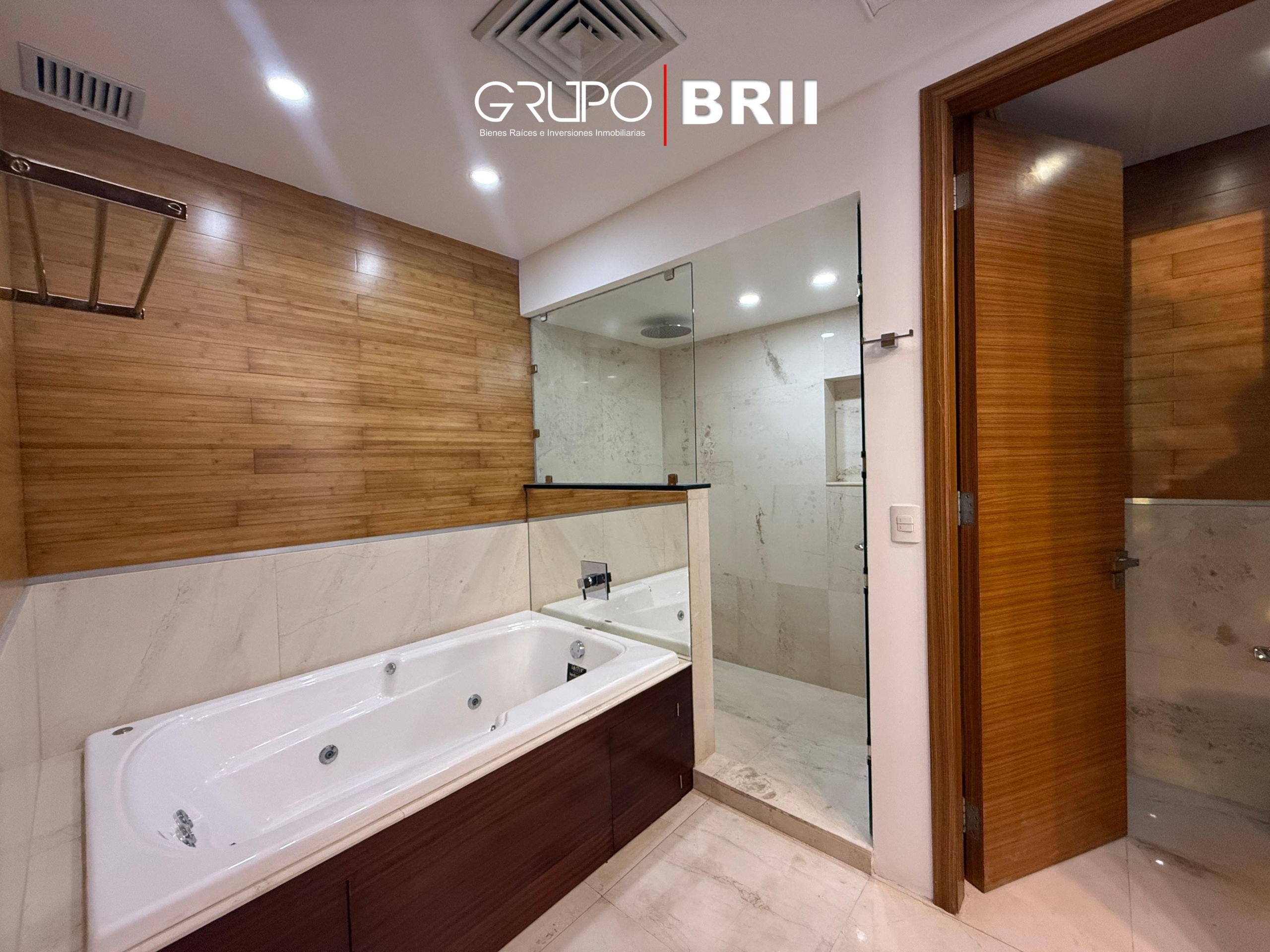 Baño de la recámara principal de la casa en venta en Puerto Cancún