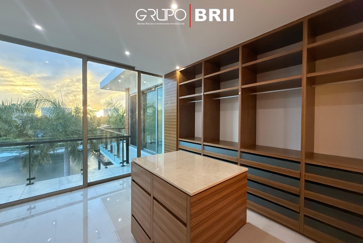 Vestidor de la recámara pricipal de la casa en venta en Puerto Cancún