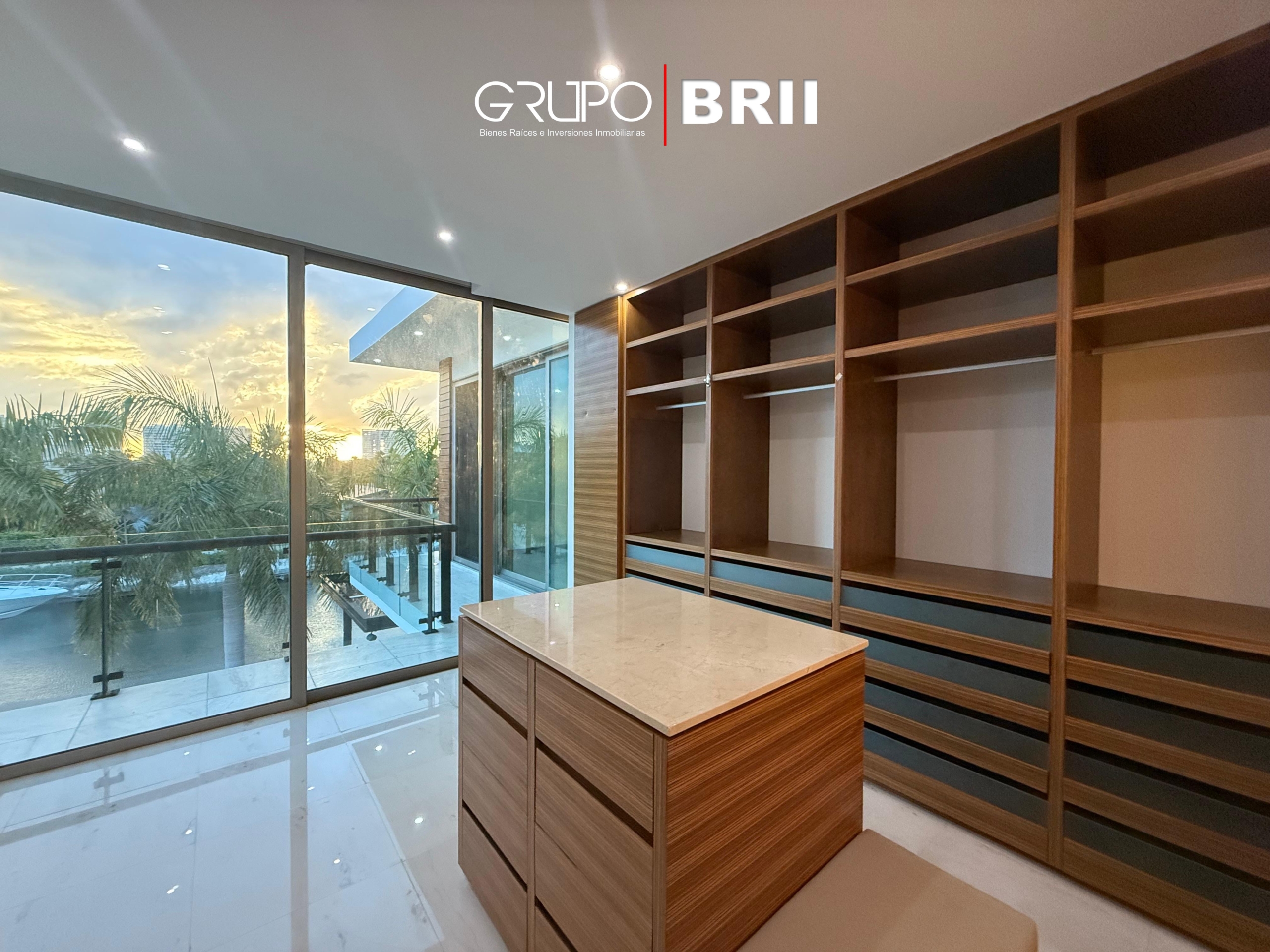 Vestidor de la recámara pricipal de la casa en venta en Puerto Cancún