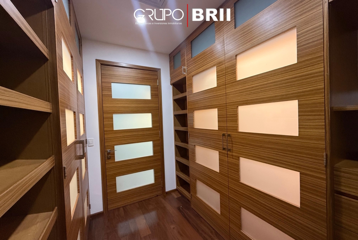 Vestidor de una recámara en una casa de lujo en Puerto Cancún