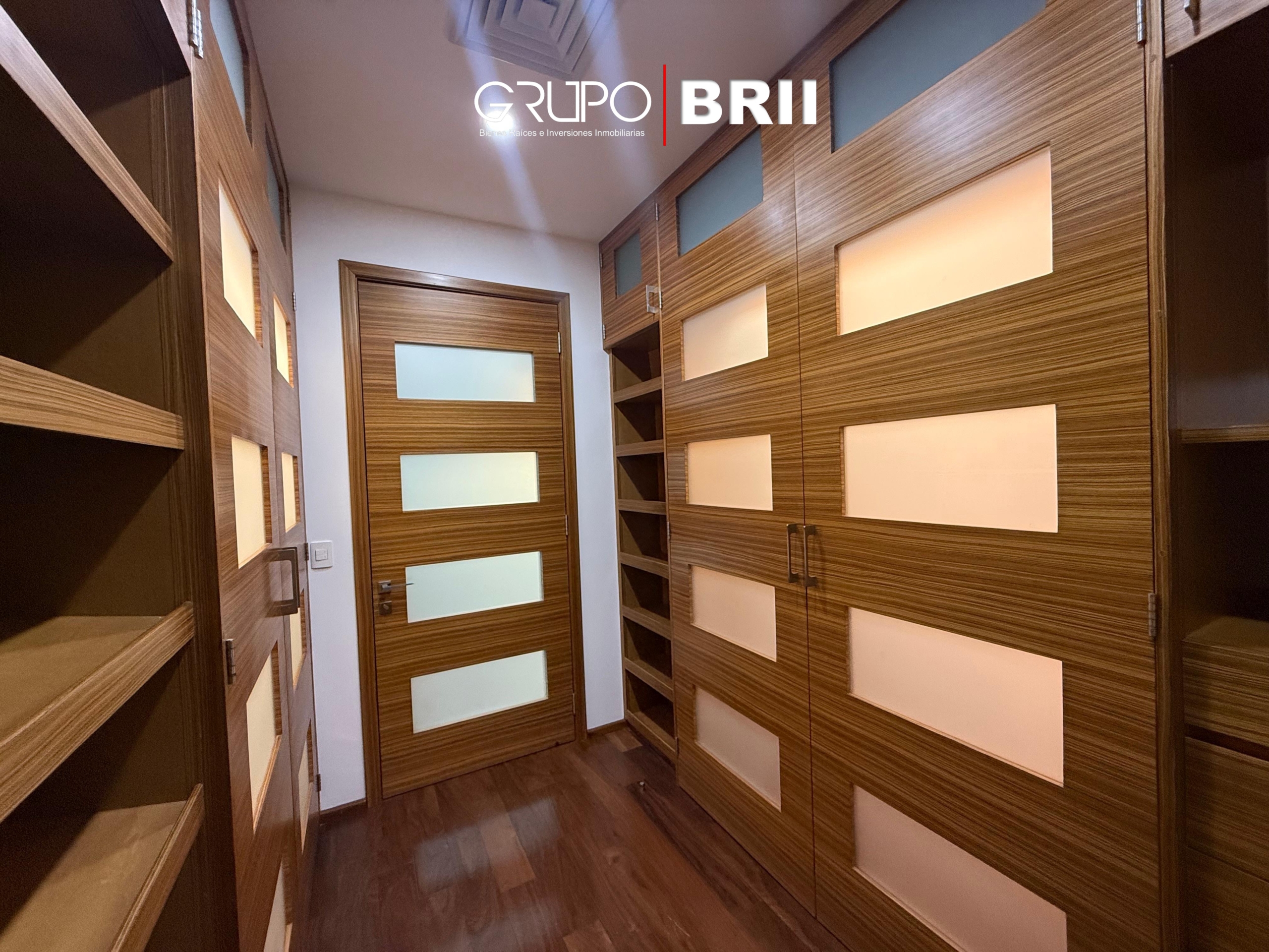 Vestidor de una recámara en una casa de lujo en Puerto Cancún