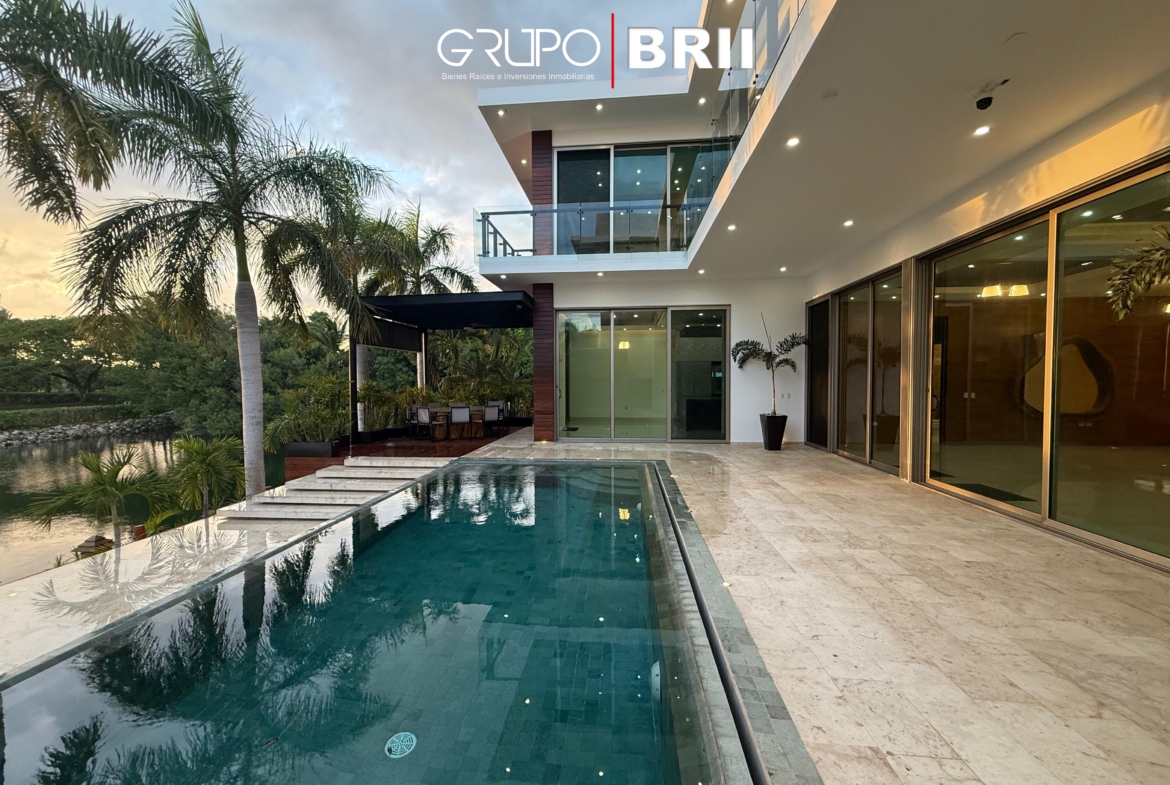 Alberca de una casa en Puerto Cancún en Venta