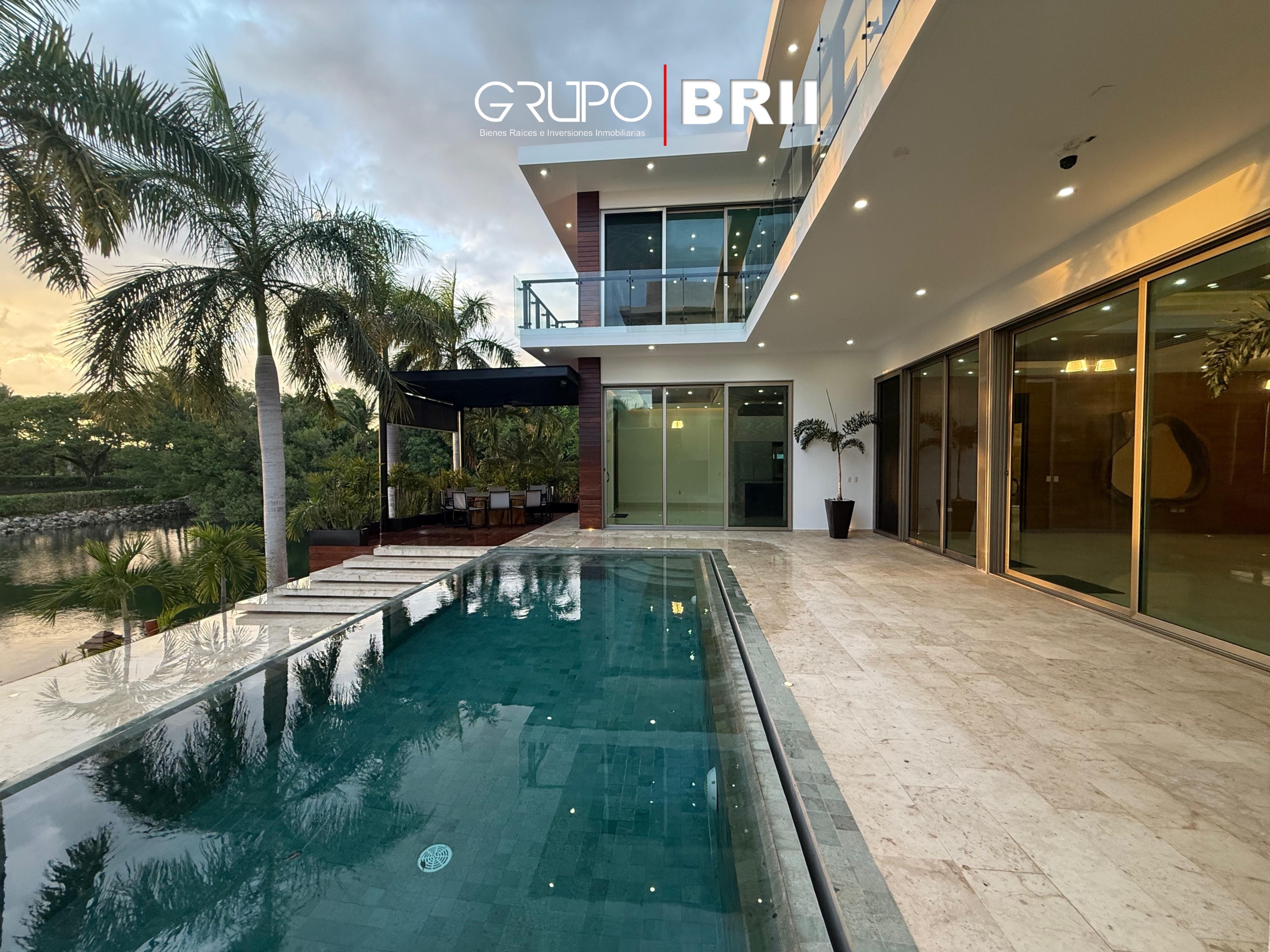 Alberca de una casa en Puerto Cancún en Venta