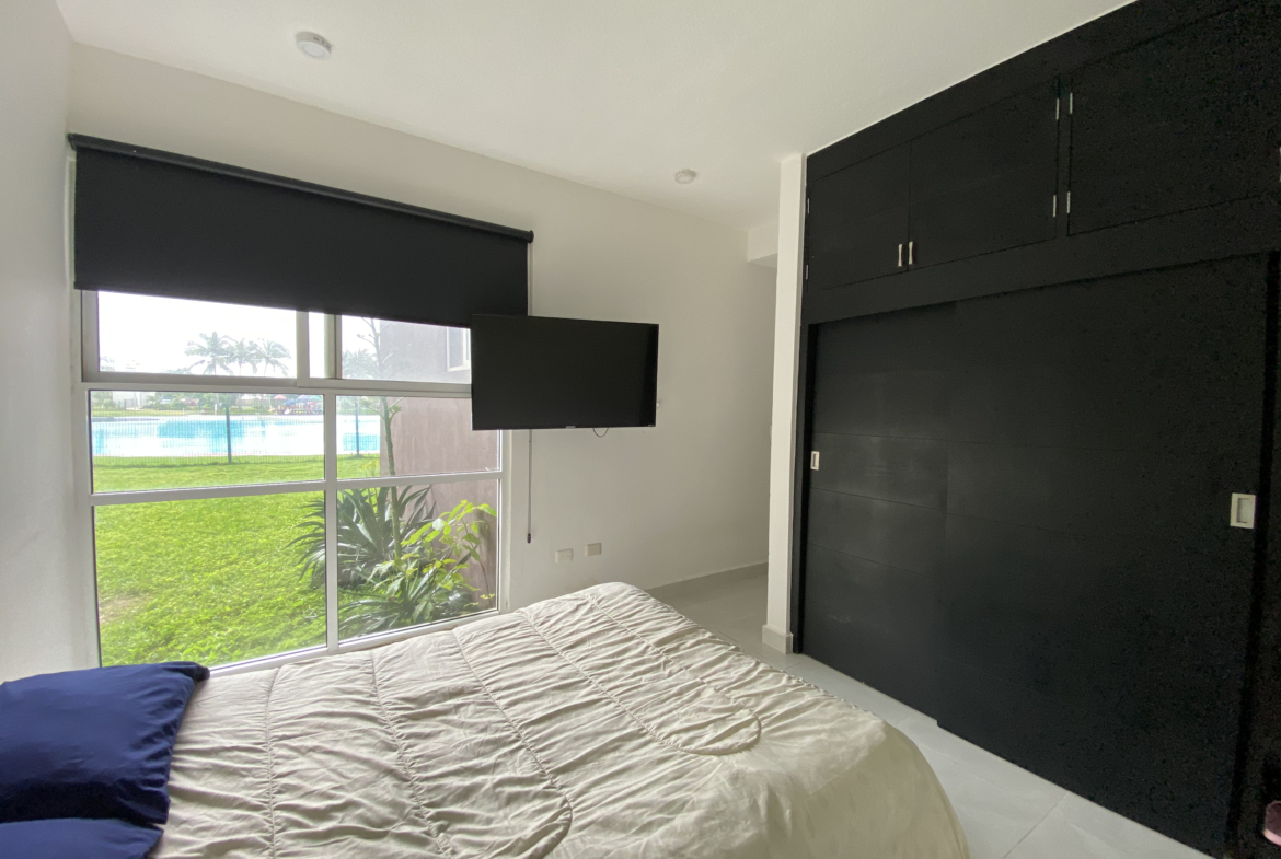 Recámara principal con closet de una departamento en Dream Lagoons Cancún.