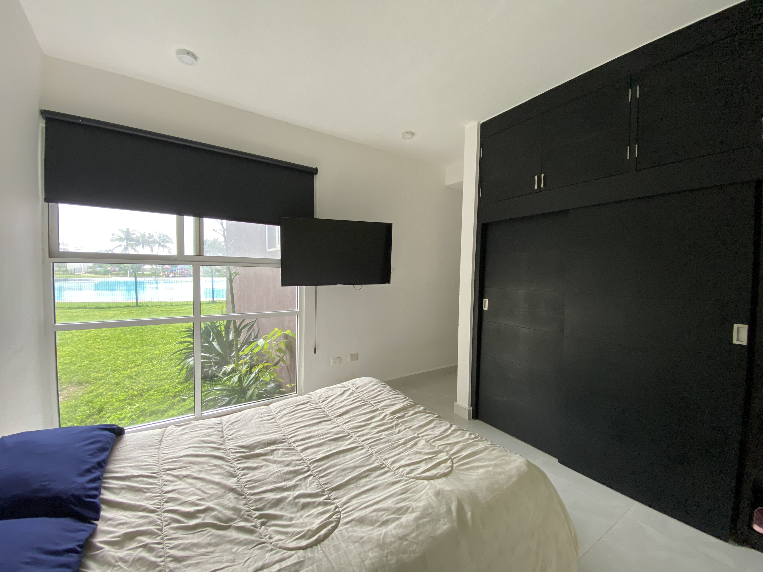 Recámara principal con closet de una departamento en Dream Lagoons Cancún.