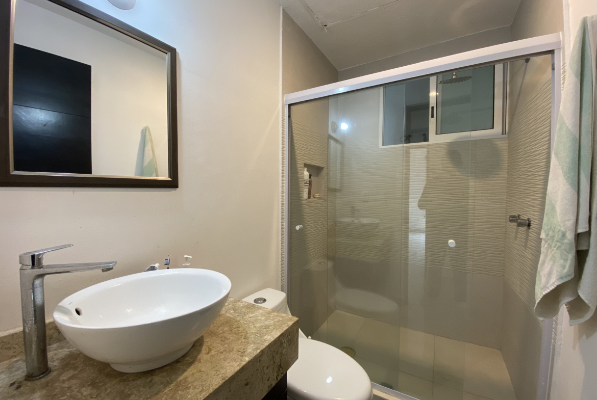 Baño de la recámara principal de un departamento en Dream Lagoons Cancún