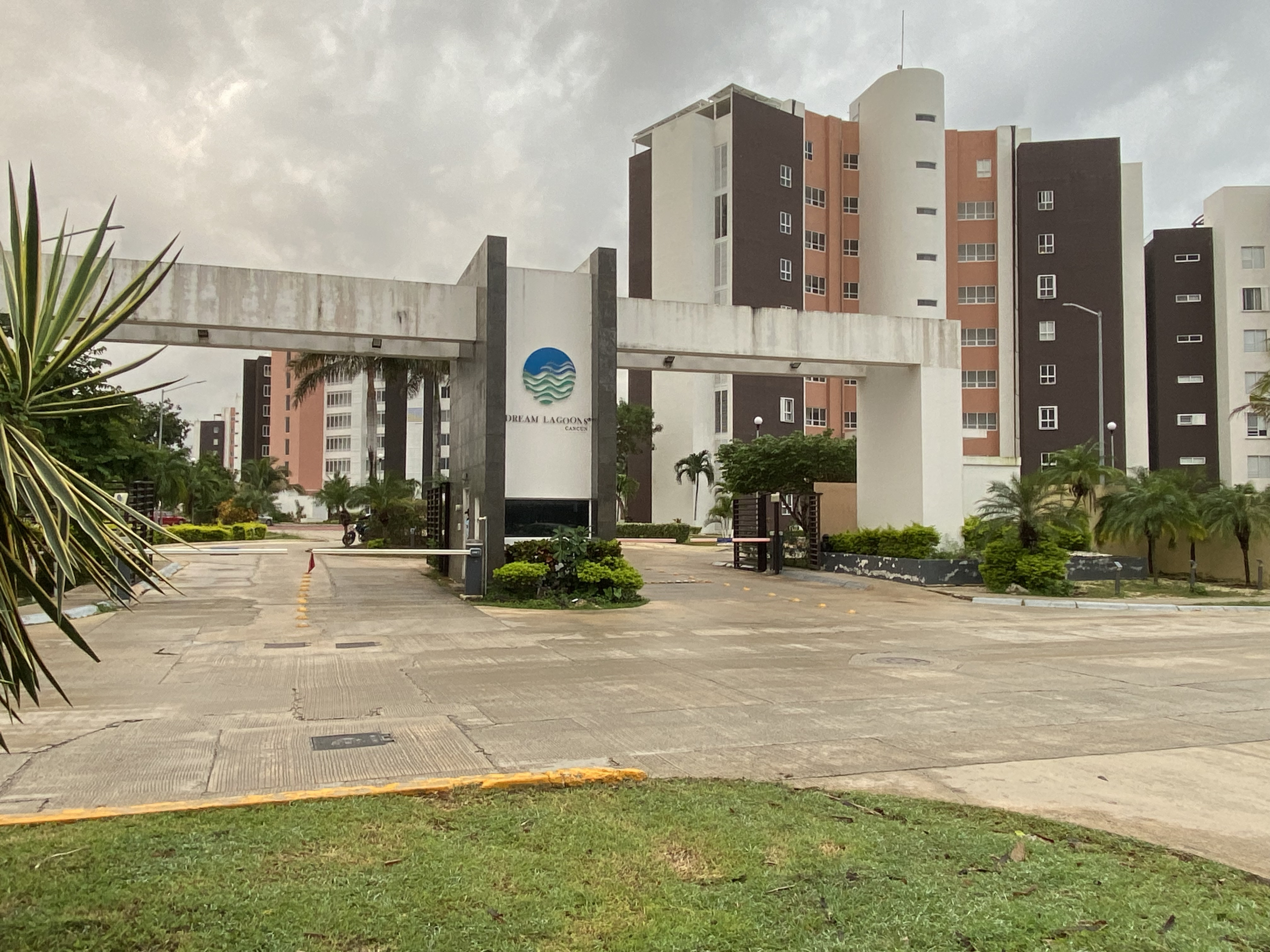 Acceso principal de Dream Lagoons Cancún