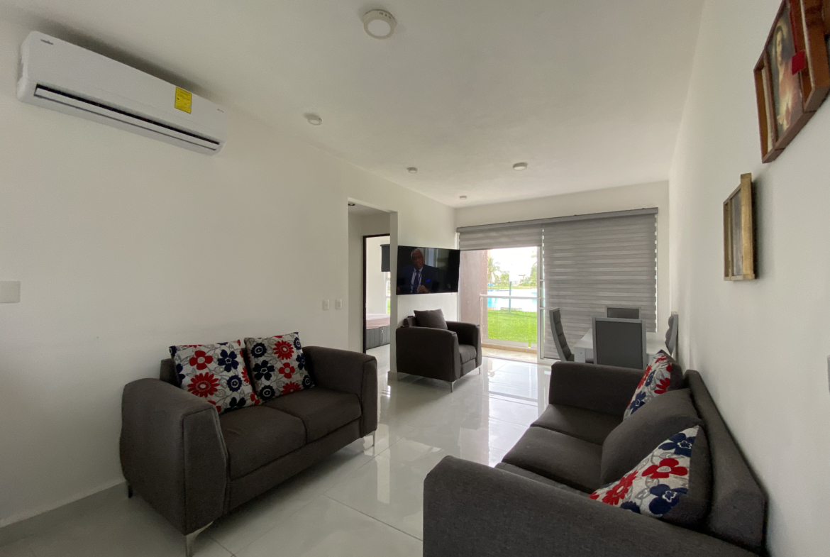 Sala amueblada del departamento planta baja en venta en Dream Lagoons Cancún