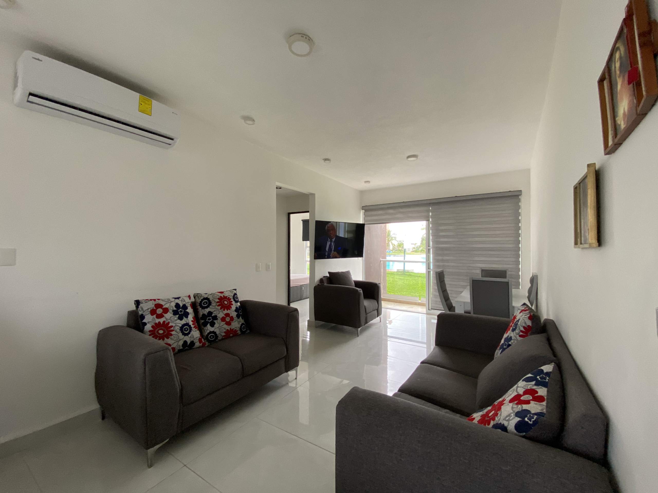 Sala amueblada del departamento planta baja en venta en Dream Lagoons Cancún