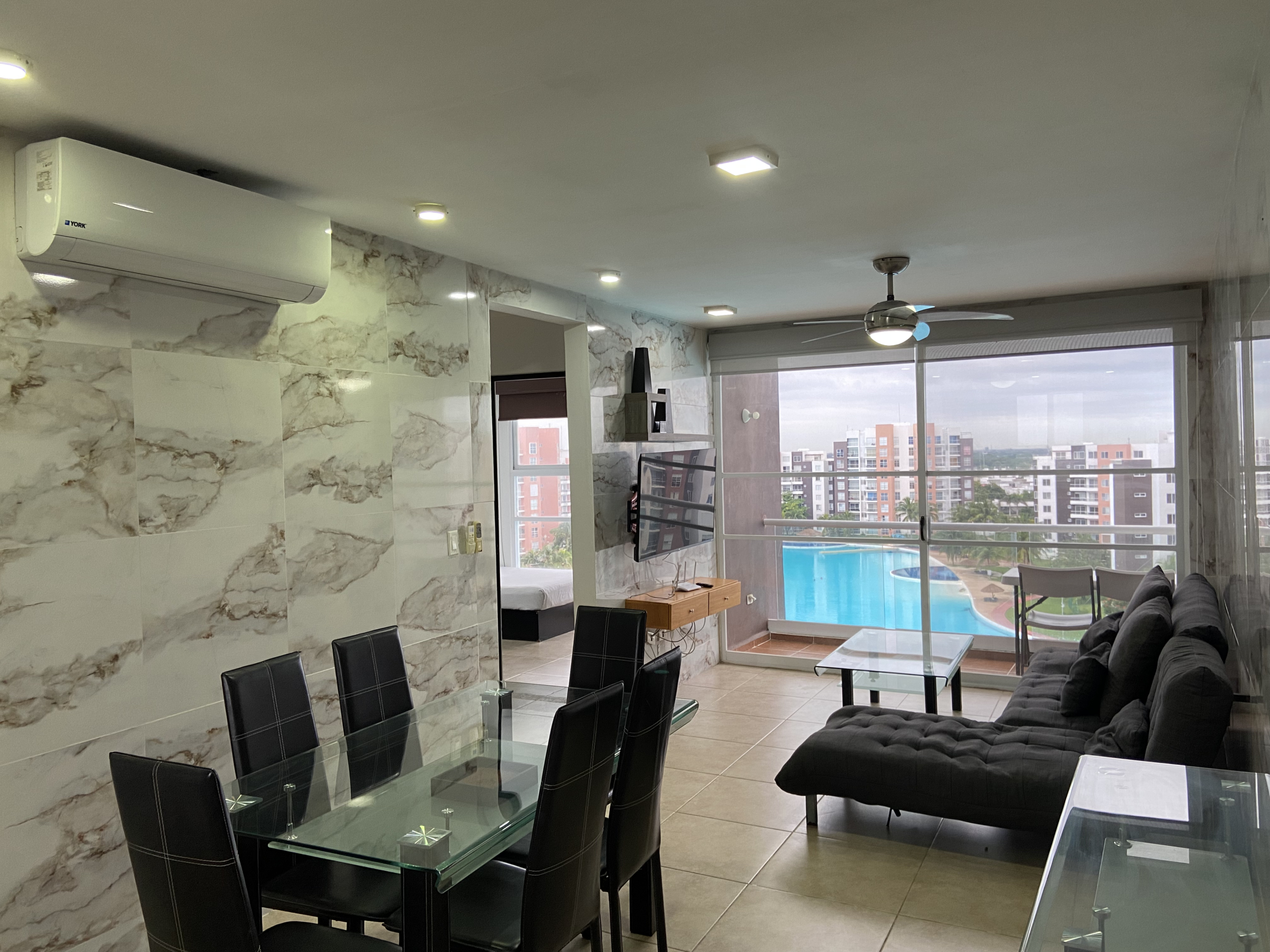 Sala y comedor del departamento en Residencial Dream Lagoons, Cancún