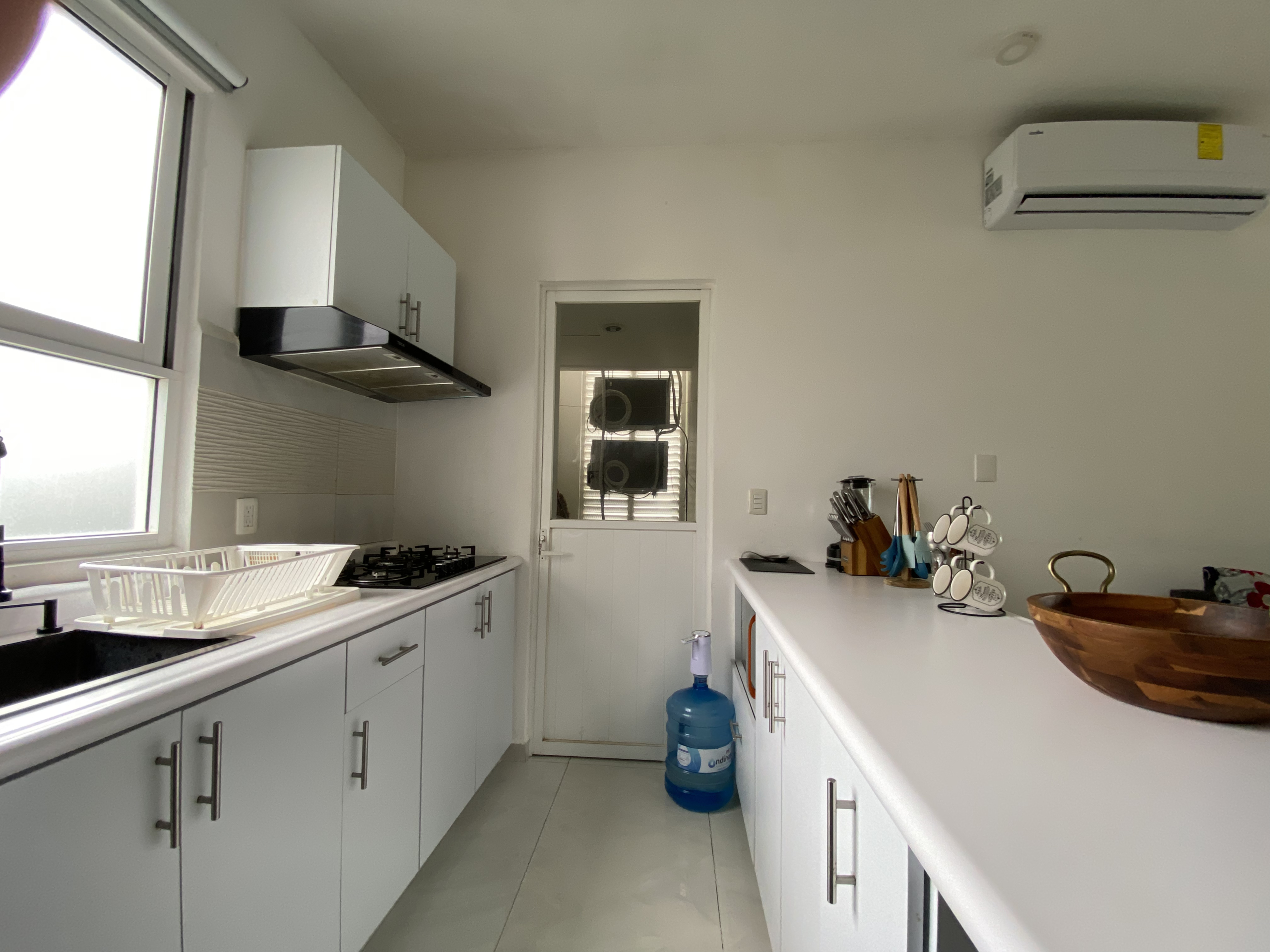 Cocina del departamento planta baja en Dream Lagoons Cancún.